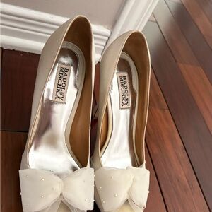 Badgley Mischka Ivory Heels with Bow Detail